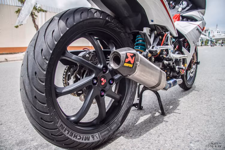 Đi kèm với cổ pô titan là cây pô Akrapovic, ngay bên cạnh là mâm sau cùng gắp đơn được lấy từ Honda NSR150R, đi kèm với lốp Michelin Pilot Sporty.