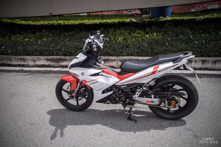 Yêu thích kiểu dáng nguyên bản vốn đã hấp dẫn của phiên bản Exciter RC, một biker Sài Gòn đã giữ nguyên dàn áo và tem của chiếc xe, nhưng đồng thời nâng cấp nó với hàng loạt các "đồ chơi" hàng hiệu để xe hấp dẫn hơn.