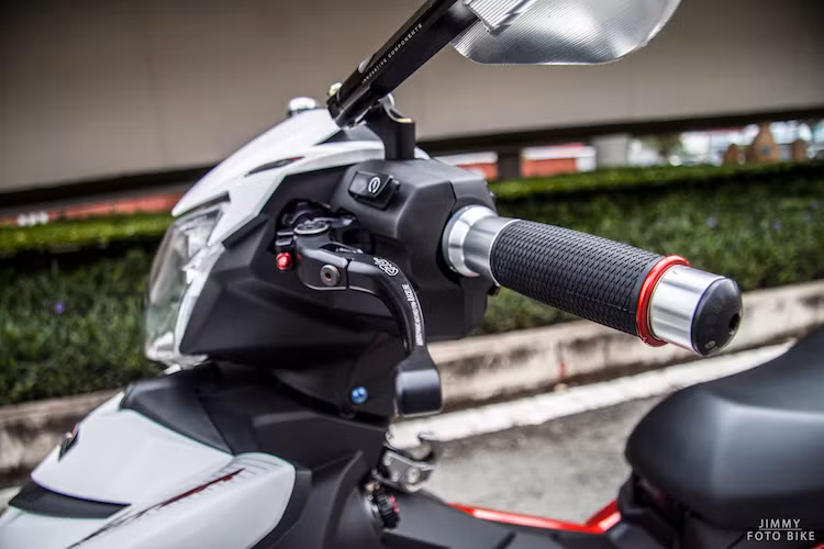 Trong khi đó, bên phải xe là sự xuất hiện của bao tay Rizoma, tay côn CRG Folding và gương chiếu hậu Rizoma Ellise.
