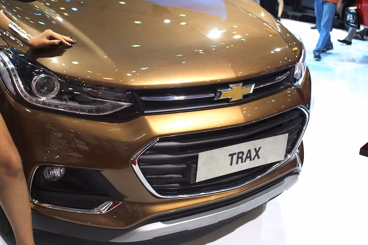 So với phiên bản cũ được trưng bày tại VMS 2015, những thay đổi ngoại thất trên Trax mới rất dễ để nhận ra với đèn pha sắc sảo kèm đèn chiếu sáng ban ngày LED, lưới tản nhiệt lớn chia làm hai phần và nhiều chi tiết mạ chrome hơn. Với "bộ mặt" mới, Trax đã có vẻ đẹp hiện đại và đồng nhất hơn với các dòng sản phẩm khác của Chevrolet hiện tại như Cruze, Malibu và Volt.