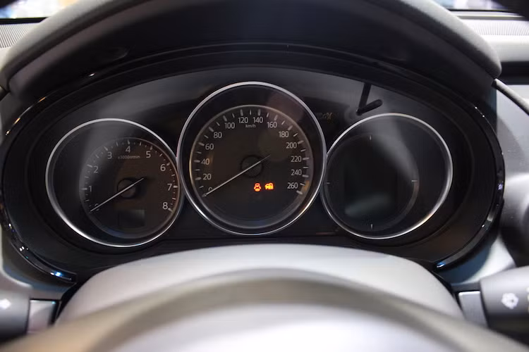 Bảng đồng hồ của CX-9 được thiết kế khá truyền thống với 2 đồng hồ báo tua và báo tốc chạy kim. Nằm ở bên phải ngoài cùng là một màn hình hiển thị đa thông tin hình tròn cung cấp toàn bộ các thông số quan trọng khi chiếc xe vận hành.