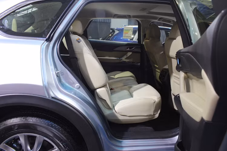 Cabin của xe có đủ chỗ cho 7 người với 3 hàng ghế. Trong đó theo Mazda, hàng ghế sau "có thể dễ dàng ra vào ngay đối với cả một đứa trẻ". Trên thực tế, cả 2 hàng ghế sau đều có thể gập lưng chỉ bằng cách kéo lẫy. Với chiều rộng, trục cơ sở và chiều cao gia tăng, hàng ghế thứ 2 của CX-9 cũng có không gian rộng rãi hơn hẳn so với thế hệ cũ.