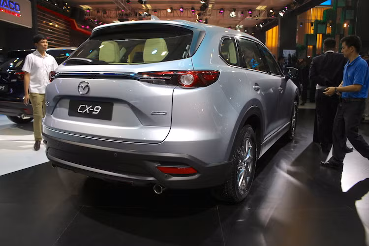 Những công nghệ an toàn của xe cũng được chú trọng với hệ thống cảnh báo điểm mù, hệ thống giữ ga tự động điều khiển bằng rada trong khoảng tốc độ từ 30 tới 145 km/h, cảnh báo chuyển làn, đèn pha điều chỉnh góc chiếu, hệ thống trợ phanh trong thành phố ở tốc độ dưới 15 km/h...