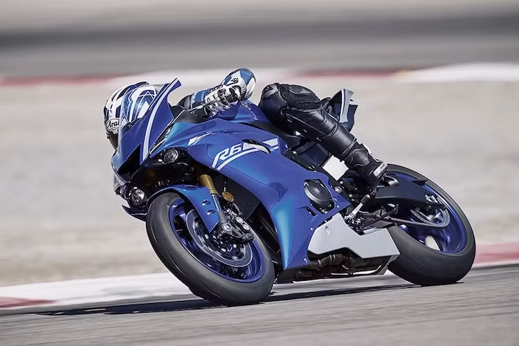 Trên động cơ mới này, Yamaha cũng đã thực hiện nhiều cải tiến như sử dụng các xú páp bằng titan, nắp quy-lát cùng bưởng máy bằng magie, trang bị hộp số 6 cấp với tỉ số truyền ngắn cùng ly hợp trượt slipper clutch, pô titan, chip điều khiển cổ hút YCC-I và tay ga điện tử điều khiển bằng chip YCC-T.
