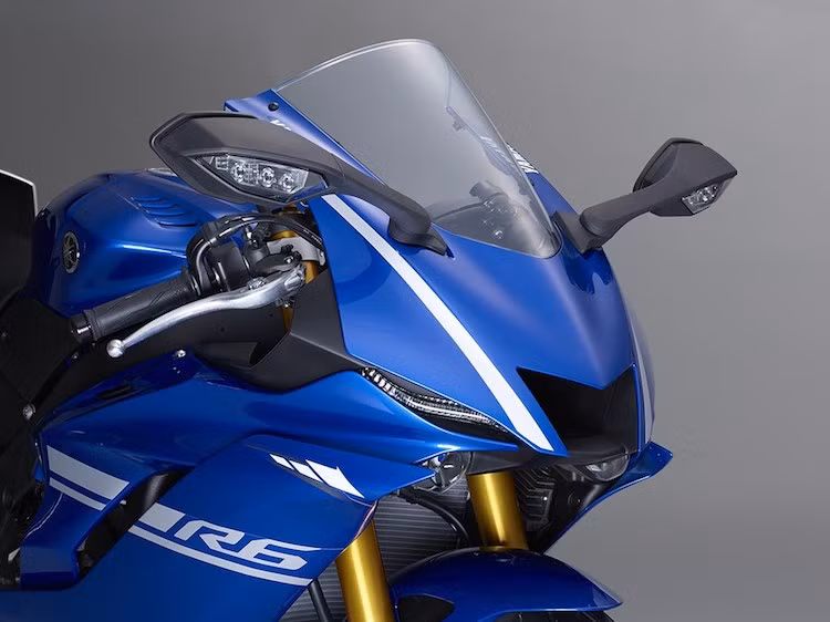Với R6 thế hệ mới, Yamaha đã tổng hợp thiết kế của 2 "đàn anh" là mẫu xe đua MotoGP M1 và superbike R1 để tạo ra kiểu dáng cho xe. Điều này được thể hiện rõ nhất ở phần đầu: nếu như bỏ đi các đèn pha và đèn LED ban ngày theo phong cách R1, phía trước của R6 với khe hút gió chính giữa sẽ gần như y hệt M1.