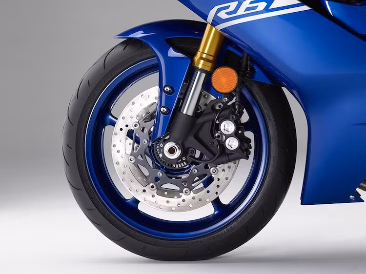 Ở phía trước, cặp phuộc USD của R6 mới đã được Yamaha thay bằng phuộc KYB với đường kính 43 mm thay vì 41 mm như bản cũ. Xe vẫn tiếp tục sử dụng thiết kế vành 5 cánh đơn khỏe khoắn nhưng có phanh trước với đĩa lớn hơn 10 mm, đạt 320 mm. Hệ thống phanh trước vẫn có dạng 4 piston nhưng nay đã được trang bị sẵn ABS. Cả phuộc và phanh trước đều được thương hiệu Yamaha lấy từ R1.