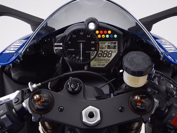 Trên R6 thế hệ mới, Yamaha đã trang bị cho xe bảng đồng hồ tương tự như R1 đời 2013. Khác với đời cũ, các hệ thống điện tử hỗ trợ từ R1 cũng đã được đem xuống R6 như điều khiển lực kéo 6 chế độ (có thể tắt được) hay hệ thống lái D-Mode 3 chế độ. Trong khi đó, hệ thống lên số nhanh không cần bóp côn là trang bị tùy chọn.