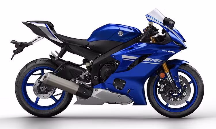 Nhìn tổng thể từ 2 bên thân xe, chiếc xe mới có thiết kế mà theo Yamaha khẳng định là phiên bản R6 ưu việt nhất về khí động học từ trước tới nay. Bộ quây gió của xe ít các lỗ cắt xẻ hơn so với R1, trong khi bình xăng bằng nhôm đã được giảm trọng lượng so với thế hệ cũ.