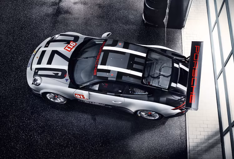 So với một chiếc GT3 phiên bản dân dụng, 911 GT3 Cup có một số thay đổi lớn ở thân xe như bộ bodykit mới, các vòm bánh rộng hơn và đặc biệt là cánh đuôi rộng tới 183 cm được gắn ở phía sau. Dù sở hữu cấu trúc thân xe bằng thép và nhôm nhưng 911 GT3 Cup mới vẫn có trọng lượng chỉ đạt 1200 kg.