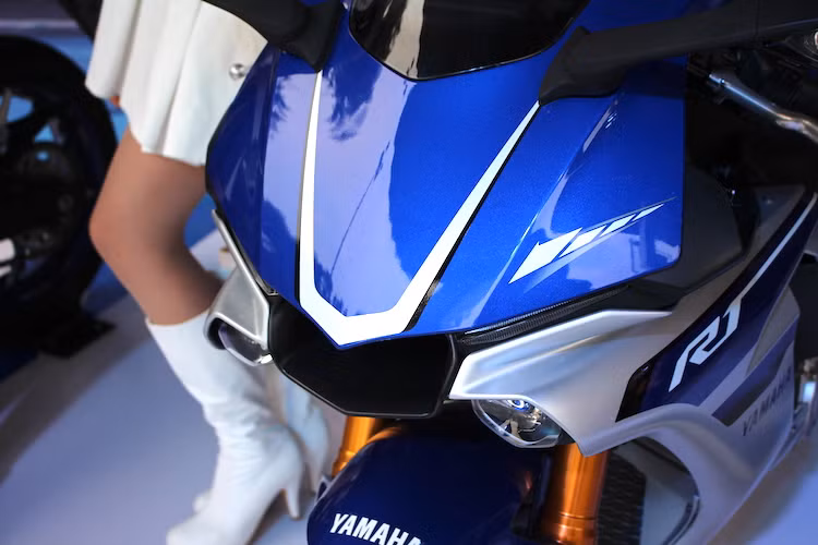 Trên phiên bản R1 2016, thiết kế lấy cảm hứng từ nhiều chi tiết của mẫu xe đua Moto GP YZR-M1 vẫn được giữ nguyên. Thay đổi lớn nhất của chiếc xe so với phiên bản 2015 đó là dàn tem dán trang trí mới ở phần đầu và hai bên thân xe.