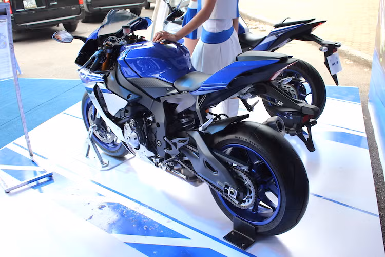 Dù Yamaha Việt Nam đã nhập R1 2016 về, tuy nhiên dòng xe này sẽ không được phân phối chính hãng ở nước ta. Thay vào đó, chiếc xe sẽ được sử dụng để trưng bày tại các sự kiện khác nhau của Yamaha tại Việt Nam. Hiện nay, giá một chiếc R1 được bán bởi các showroom tư nhân vào khoảng 650 triệu đồng.