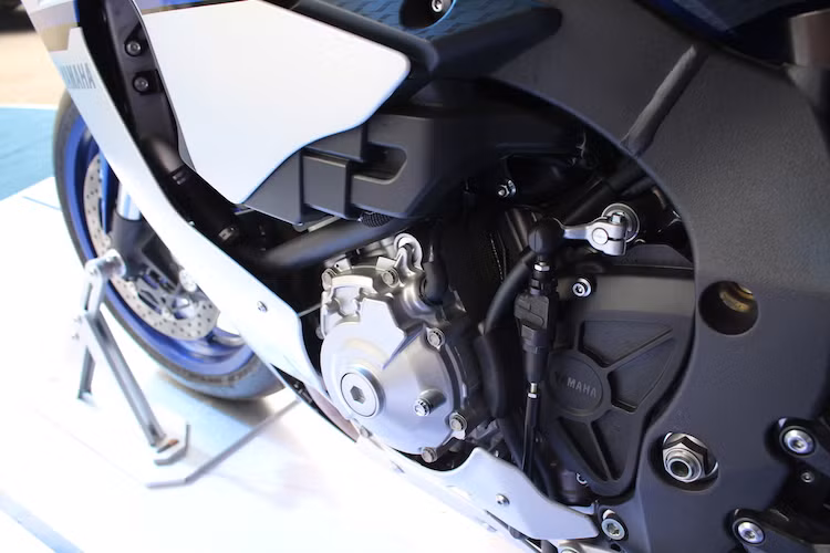 R1 2016 vẫn sở hữu khối động cơ crossplane 4 thì, làm mát bằng chất lỏng, phun nhiên liệu điện tử, bốn xi-lanh thẳng hàng, dung tích 998 cm3, công suất 198 mã lực tại 13.500 vòng/phút và mô-men xoắn cực đại 112 Nm tại 11.500 vòng/phút.