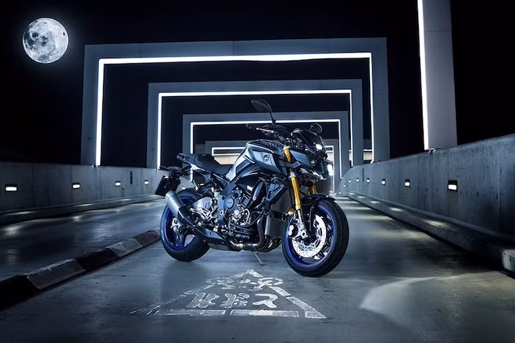 Được coi là phiên bản naked bike của chiếc superbike R1 thế hệ mới, MT-10 là một dòng xe hoàn toàn mới, vừa chỉ được ra mắt lần đầu tại triển lãm EICMA vào tháng 11/2015. Chưa đầy 1 năm sau khi giới thiệu chiếc xe, phiên bản thể thao Yamaha MT-10 SP đã tiếp tục được giới thiệu tại triển lãm Intermot vừa qua.