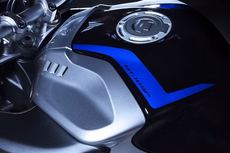Những "fan" môtô phân khối lớn có thể dễ dàng nhận ra tông màu mới được Yamaha sơn trên MT-10 SP. Với 3 màu xanh, bạc và đen, màu sơn này gợi nhớ tới phiên bản thể thao giới hạn của dòng superbike R1 là R1M.