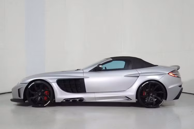 Ở hai bên thân xe, các vòm bánh của SLR McLaren cũng đã được FAB Design độ thêm những đường dập nổi gợi nhớ về siêu xe 300SL của Mercedes năm xưa. Khối động cơ V8 dẫn khí thải thông qua hệ thống pô 6 nòng, đặt đối xứng 2 bên thân xe ở ngay phía sau bánh trước.
