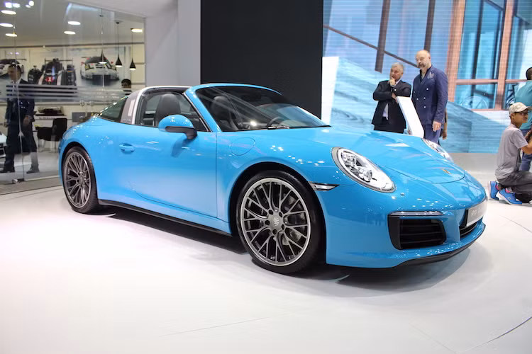 Ngoài Panamera Turbo thế hệ mới, Porsche Việt Nam đã chọn triển lãm VIMS làm nơi ra mắt phiên bản mui trần độc đáo 911 Targa 4 facelift của dòng siêu xe thể thao huyền thoại 911. Ngoài hệ động lực sử dụng chung với phiên bản 911 Carrera 4, Targa 4 nổi bật với kết cấu mui xếp dạng targa cực độc đáo.
