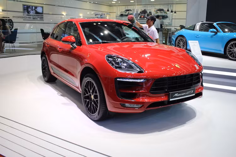 Dù là một mẫu crossover hạng trung cao cấp nhưng giống như tất cả các dòng xe Porsche với hậu tố GTS, Macan GTS cũng được lấy cảm hứng từ xe đua thể thao. So với phiên bản Macan S trước đó, Macan GTS mạnh hơn 20 mã lực và có hệ thống phanh được tối ưu hóa.