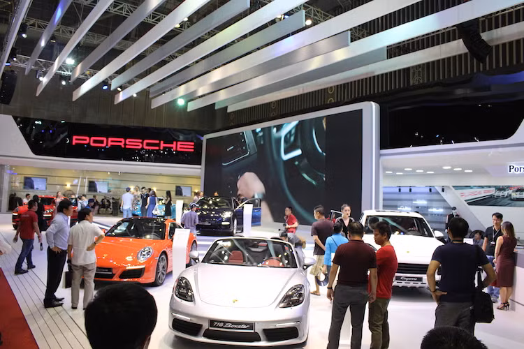 Khu trưng bày của hãng siêu xe Porsche có diện tích gần 500 mét vuông với không gian cao cấp, hiện đại, đậm chất thể thao và nhấn mạnh tới các giá trị thương hiệu. Cùng với dàn xe thế hệ mới và các chương trình nghệ thuật tinh tế, Porsche đã thỏa mãn kỳ vọng của những người yêu thích thương hiệu xe thể thao Đức này.