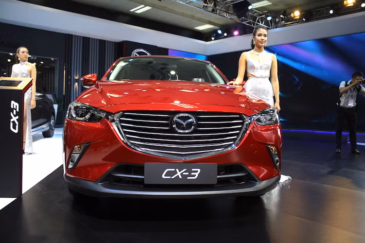 Giống như các dòng xe khác của Mazda hiện nay, CX-3 sở hữu ngôn ngữ thiết kế KODO đầy ấn tượng của hãng. Chính vì vậy, chiếc xe mang "bộ mặt" quen thuộc với lưới tản nhiệt lớn có các thanh ngang mạ chrome. Các đèn pha sắc sảo nối liền với khung lưới tản nhiệt, sử dụng pha dạng thấu kính projector và các dải LED bao quanh với thiết kế đẹp mắt.