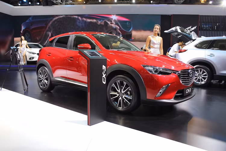 Dựa trên cơ sở khung sàn của dòng Mazda 2, Mazda CX-3 là mẫu crossover cỡ nhỏ thuộc phân khúc B hoàn toàn mới, xuất hiện lần đầu cách đây 2 năm và bắt đầu được bán ra tại nhiều nước trên Thế giới vào năm ngoái. Trong dòng sản phẩm của crossover hiện tại của Mazda, CX-3 đang là mẫu xe có giá rẻ nhất, xếp dưới lần lượt CX-5 và CX-9.