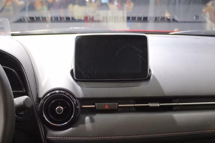 Trên các phiên bản cao cấp, màn hình định vị 7 inch kết hợp hệ thống thông tin giải trí Mazda Connect được bố trí trên táp-lô, với các tiện nghi cao cấp như định vị vệ tinh và sử dụng các ứng dụng kết nối internet như Pandora. Những tính năng này có thể còn phụ thuộc tùy từng thị trường, nhưng dù được bán ở đâu, Mazda Connect trên CX-3 cũng đều đi kèm kết nối Bluetooth, USB hay jack 3.5mm và kết nối với camera lùi.