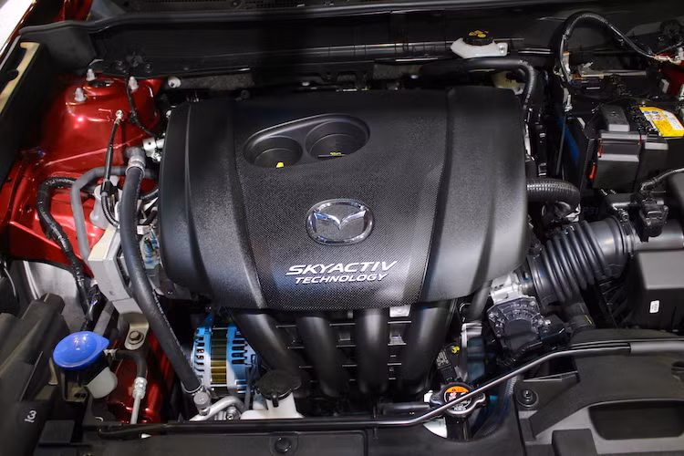 Phiên bản CX-3 được trưng bày tại triển lãm ôtô Việt Nam được trang bị khối động cơ xăng 2.0l 4 xi-lanh thẳng hàng nạp khí tự nhiên SKYACTIV-G. Động cơ này có công suất tối đa 156 mã lực và mô-men xoắn cực đại 214 Nm. Động cơ này được nối với hộp số tự động 6 cấp và hệ dẫn động cầu trước.