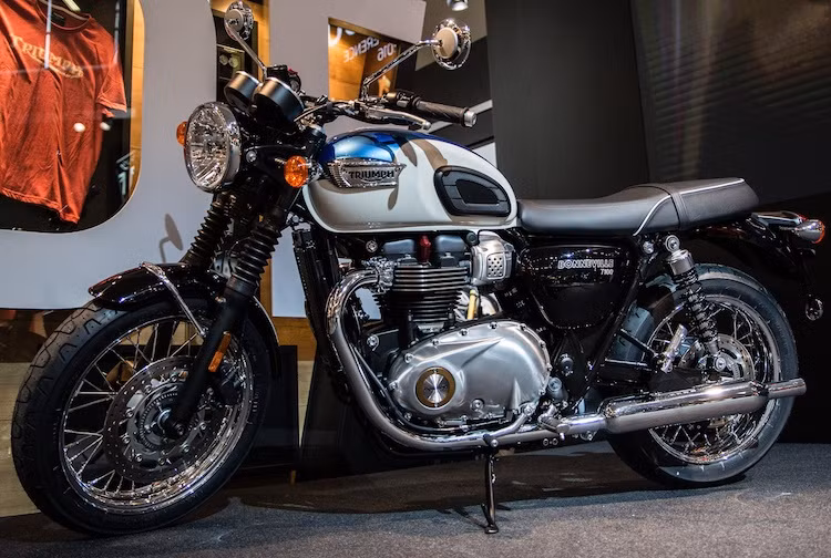 Về thiết kế, Bonneville T100 2017 vẫn giữ nguyên kiểu dáng đầy chất "quý ông" cổ điển của mình, đã trở nên quen thuộc với khách hàng trong nhiều năm qua và dựa trên thiết kế của thế hệ Bonneville từ năm 1959. Cũng giống như phiên bản cũ, xe cũng được bán với bản Black Edition đen toàn thân bên cạnh các phiên bản màu sắc bình thường.