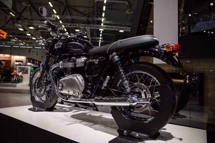 Không chỉ dừng lại ở động cơ mới, Bonneville T100 2017 còn sở hữu nhiều công nghệ và hệ thống hỗ trợ hiện đại hơn như bướm ga điện tử, tay côn có trợ lực, ly hợp trượt (slipper clutch) chống khóa bánh sau khi nhả côn nhanh, khóa bảo mật và cổng sạc USB cho các thiết bị cá nhân.