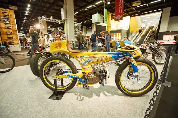 Mang tên gọi của chú chim chẹo đất Roadrunner trong series phim hoạt hình The Road Runner Show, chiếc xe độ của xưởng Lamb Engineering đem lại không khí vui vẻ không chỉ bởi thân xe sơn airbrush sặc sỡ mà còn vì khối động cơ Lifan 140 cc được trang bị cả tăng áp lẫn nitrous.