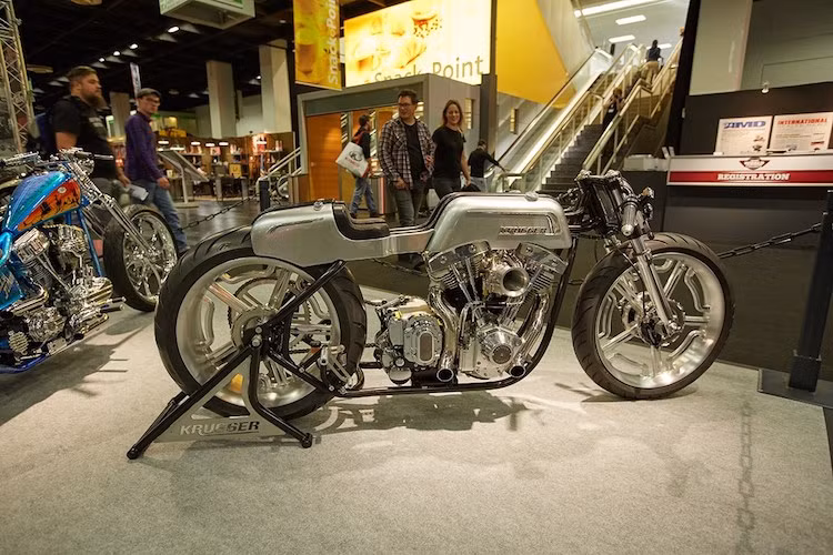 Đã từng 2 lần vô địch AMD Championship vào các năm trước, Krugger Motorcycles tham gia vào cuộc thi năm nay với chiếc xe "hàng thửa' có tên Sansen &amp; Gangi Jewelers, sử dụng động cơ V-Twin SS103 và phần thân xe gò thủ công bằng thép. Ngay cả cặp mâm xe cũng đã được CNC từ nhôm nguyên khối.