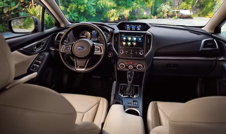 So với phiên bản cũ, Impreza có nội thất được thiết kế với vẻ cao cấp hơn nhờ có các chi tiết đẹp mắt cùng hệ thống thông tin giải trí với màn hình lớn trên bảng điều khiển trung tâm. Cũng giống như chiếc Levorg, phía trên bảng táp-lô là một màn hình hiển thị đa thông tin nhỏ khác.