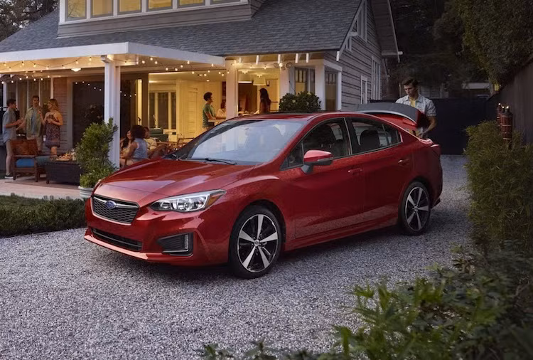 Tại thị trường Mỹ, Impreza thế hệ mới có tổng cộng 6 phiên bản khác nhau dành cho mỗi kiểu thân xe. Trong đó, phiên bản 2.0i sedan rẻ nhất có giá khởi điểm 18.395 USD (tương đương 428 triệu và bản đắt nhất 2.0i Limited có giá 24.095 USD (tương đương 537 triệu đồng). Mức giá cho các phiên bản hatchback tương tự lần lượt là 18.895 và 24.595 USD (tương đương 421 và 548 triệu đồng).