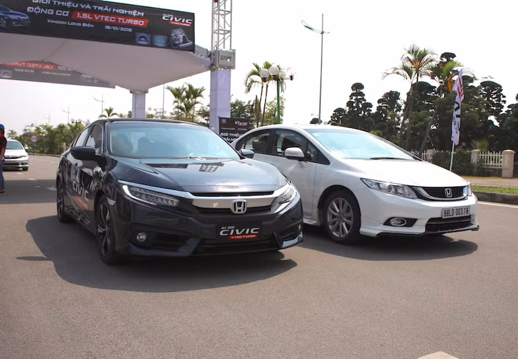 Mọi phiên bản Civic từ trước tới nay được bán ở Việt Nam đều được trang bị hệ thống dẫn động 4 bánh. Tuy nhiên trên thế hệ Civic mới nhất, Honda đã lắp cho xe hộp số vô cấp CVT với lẫy chuyển số bằng tay phía sau vô-lăng, thay vì hộp số tự động hoặc số sàn 5 cấp như phiên bản cũ.
