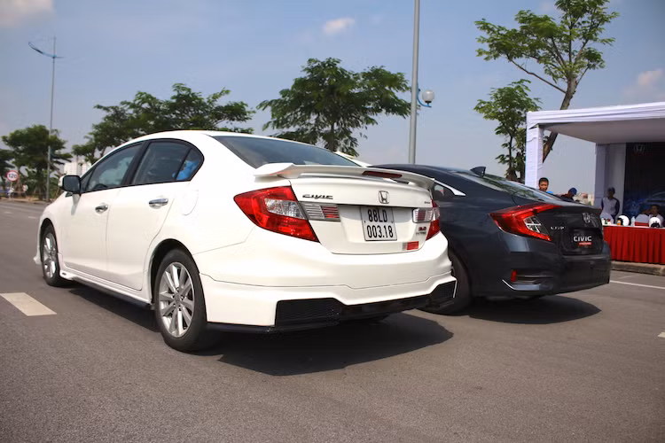 Hiện nay, Honda Civic thế hệ thứ 9 đang được bán tại Việt Nam với 5 phiên bản khác nhau là 1.8 MT (725.000.000 đồng) 1.8AT (780.000.000 đồng), Modulo 1.8 AT (796.275.222 đồng), 2.0 AT (869.000.000 đồng) và Modulo 2.0 AT (885.275.222 đồng).