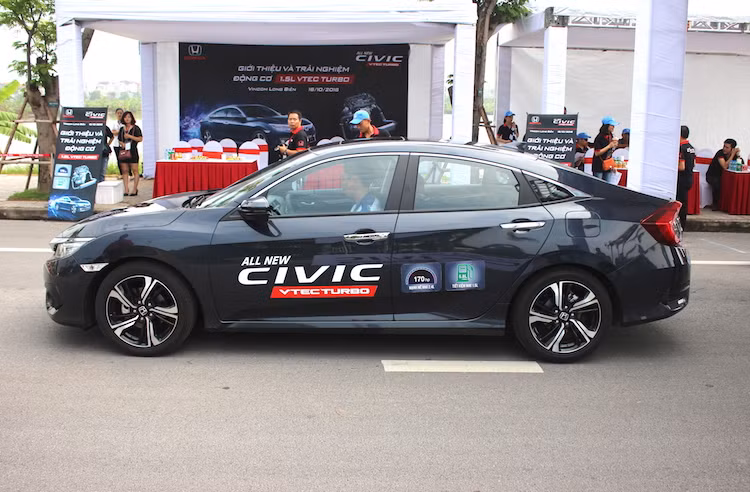 Tuy nhiên khi so với kiểu dáng mới của Civic thế hệ thứ 10, phiên bản cũ đã hoàn toàn bị "lu mờ". Trên Civic 2017, Honda đã kéo dài vòm mui của chiếc xe ra phía sau, tạo cho Civic kiểu dáng liftback thanh thoát, thể thao hơn nhiều.