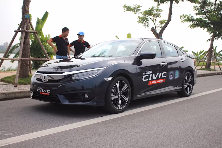 Tuy nhiên, ngay cả khi đứng cạnh nhau, sự khác biệt về kích thước giữa Civic thế hệ mới so với phiên bản cũ sẽ nhanh chóng bị "lu mờ" bởi thiết kế rất đẹp mắt của chiếc xe. Trong đó, chi tiết nổi bật nhất phải kể tới phần đầu với lưới tản nhiệt có thanh nẹp chrome lớn hình cánh chim kèm cặp đèn pha LED hiện đại, sắc sảo.