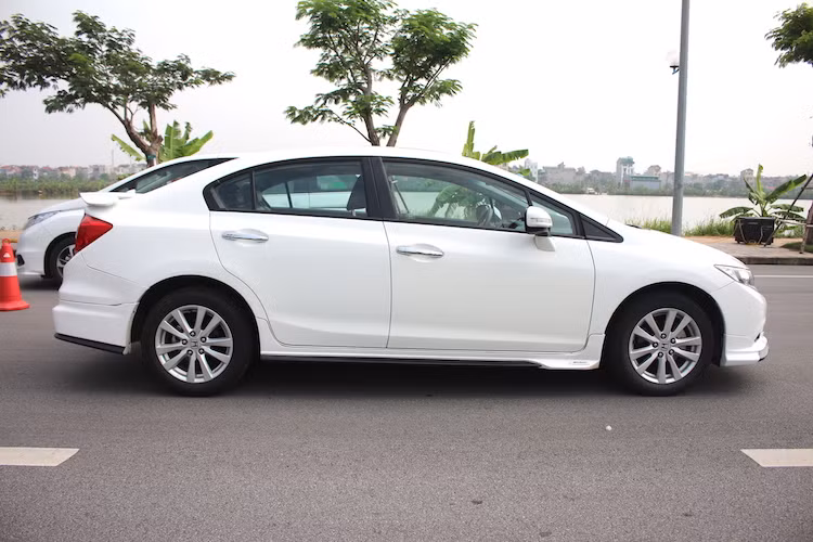 Khi chuyển từ thế hệ thứ 8 sang thứ 9, Honda Civic đã không có sự thay đổi mạnh mẽ bằng từ thế hệ thứ 9 sang thứ 10. Chính vì vậy chiếc Civic thế hệ thứ 9 dù có kiểu dáng góc cạnh hơn nhưng vẫn có "phom" khá giống thế hệ thứ 8 trước đó.