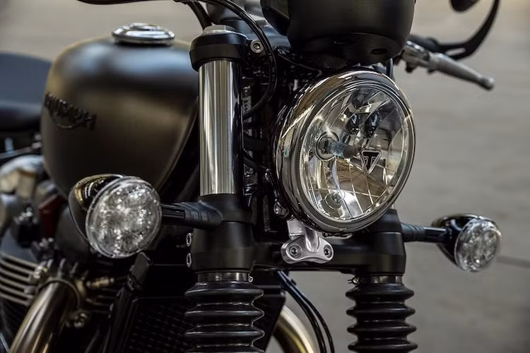 Là phiên bản mới nhất thuộc dòng Bonneville, Bobber đã "dung hòa" chất cổ điển theo phong cách Anh Quốc đã gắn liền với hình ảnh của dòng xe với sự mạnh mẽ, "ngang tàng" của một chiếc xe độ theo phong cách Bobber. Dàn đèn ở phía trước chiếc xe dù vẫn có thiết kế cổ điển nhưng đã được thay mới so với Bonneville T120, trong khi cấu hình bánh trước/sau cũng có sự thay đổi, dù vẫn sử dụng bánh căm.