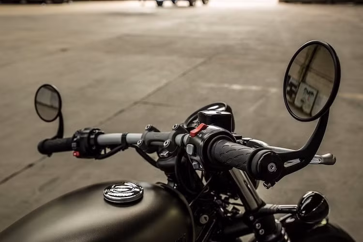 Là một mẫu "xe chơi" chính vì vậy không giống như những chiếc cruiser khác, Bonneville Bobber sở hữu tay lái rộng ngang đầy phong cách, và thấp hơn so với Bonneville T120. 2 gương chiếu hậu của xe được tích hợp vào gù tay lái - một giải pháp thường thấy trên các bản độ.