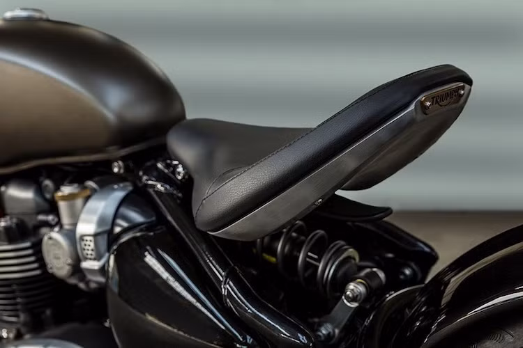 Đúng theo phong cách Bobber, chiếc xe chỉ có duy nhất một chiếc yên solo, với khả năng điều chỉnh tiến/lùi và cao thấp. Ở vị trí thấp nhất, chiều cao yên của xe chỉ đạt 690 mm, khiến cho ngay cả những tay lái nữ cũng có thể dễ dàng "cầm cương" Bonneville Bobber.