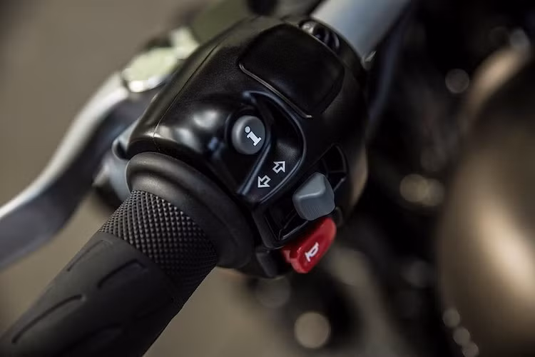 Thuộc hàng cao cấp của dòng Bonneville, Bobber cũng được tích hợp đầy đủ các công nghệ mới xuất hiện trên dòng xe như ABS, bướm ga điện tử, 2 chế độ lái, hệ thống điều khiển lực kéo và ly hợp trượt (slipper clutch).