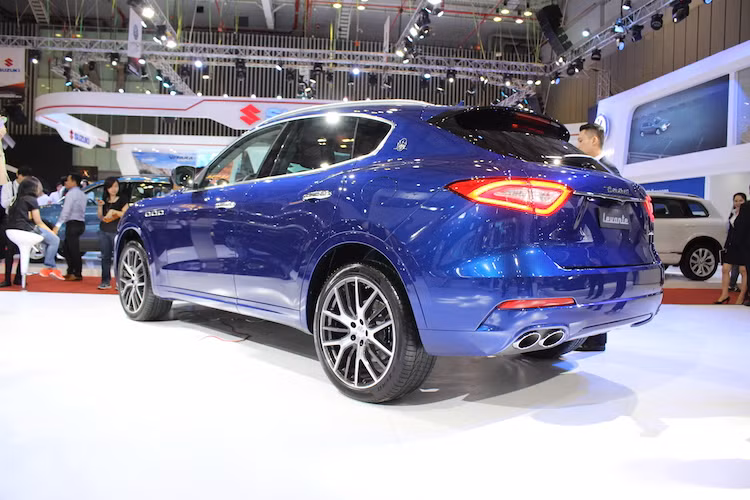 Trên chiếc SUV hạng sang này, Maserati cũng đã tiếp tục sử dụng nhiều chi tiết thiết kế đặc trưng của hãng như lưới tản nhiệt cong lõm vào trong, 3 khe tản nhiệt nằm trên vè trước cũng như là logo đinh ba "Saetta" nằm trên cột C - vốn đã xuất hiện từ năm 1963 trên chiếc Quattroporte đời đầu.