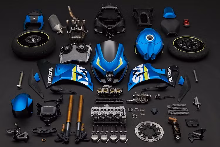 Theo Suzuki, GSX-R1000 thế hệ mới là chiếc superbike nhẹ nhất, mạnh nhất mà hãng từng sản xuất và hoàn toàn khác biệt so với phiên bản hiện tại. Để làm được điều này, hãng đã thiết kế GSX-R1000 thế hệ thứ 6 với hướng suy nghĩ "đơn giản hóa" để khiến mọi chi tiết của xe trở nên đơn giản hơn về mặt cơ khí để có độ bền cao hơn, đồng thời tích hợp các công nghệ hỗ trợ người lái hiện đại.