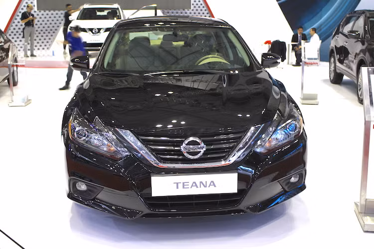 Còn được biết tới với tên gọi Altima tại Mỹ, Nissan Teana 2017 là phiên bản nâng cấp giữa vòng đời (facelift) của thế hệ Teana thứ 3 (thế hệ thứ 5 với Altima), vốn đã ra mắt từ năm 2012. Phiên bản nâng cấp này đã được Nissan công bố vào tháng 9 năm ngoái.