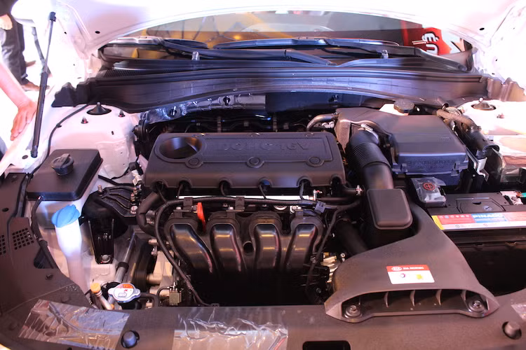 Tại Việt Nam, Kia Optima thế hệ mới được bán với 2 phiên bản động cơ xăng 4 xi-lanh DOHC nạp khí tự nhiên khác nhau. Trong đó, các phiên bản 2.0l sở hữu dòng động cơ Nu với công suất tối đa 152 mã lực/mô-men xoắn 194 Nm. Phiên bản cao cấp 2.4l GT Line có máy Theta mạnh 176 mã lực/228 Nm.