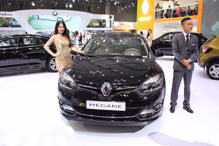 Bên cạnh Talisman, Renault còn đem tới tổng cộng 4 dòng xe khác. Đầu tiên là chiếc hatchback 5 chỗ Renault Megane với kích thước tổng thể dài x rộng x cao tương ứng 4.302 x 1.808 x 1.471 (mm) chiều dài cơ sở 2.641 mm. Renault Megane được trang bị động cơ xăng 1.6L công suất 120 mã lực, kết hợp cùng hộp số vô cấp và hệ dẫn động cầu trước giúp xe có khả năng tăng tốc từ 0-100km/h trong 10,3 giây, tốc độ tối đa 190 km/h.