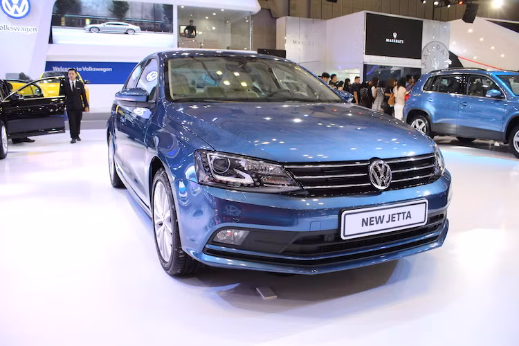 Với mong muốn mở rộng tầm ảnh hưởng của thương hiệu, Volkswagen chuẩn bị tung ra chiếc Jetta thế hệ thứ 6, được ra mắt lần đầu từ năm 2011. Tương tự các dòng xe khác của Volkswagen, Jetta sở hữu thiết kế đơn giản nhưng sang trọng với lưới tản nhiệt có các thanh ngang phía trước, nối liền với cụm đèn pha sử dụng công nghệ LED hiện đại.