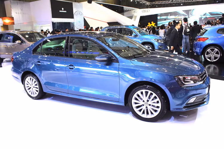 Jetta là mẫu sedan hạng C rất nổi tiếng và lâu đời của hãng xe Đức "bình dân" Volkswagen, có lịch sử từ 1979 và hiện đã bán được tới hơn 15 triệu xe trên toàn cầu. Đây là một tên tuổi rất quen thuộc trong phân khúc sedan hạng C trên Thế giới, nhưng lại khá xa lạ đối với người Việt Nam. Gần đây nhất, Volkswagen Jetta 2016 cũng vừa được ra mắt tại Malaysia.