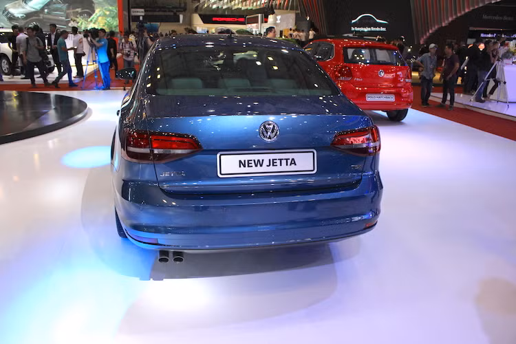 Tại Việt Nam, Jetta của Volkswagen niêm yết giá tròn 1 tỷ đồng. Với mức giá này cùng thương hiệu xa lạ với người tiêu dùng Việt, Jetta được dự đoán sẽ khá "vất vả" để cạnh tranh với Toyota Corolla Altis - vốn đã trở thành một trong những sự lựa chọn "hàng top" ở phân khúc sedan hạng C, Honda Civic thế hệ mới hấp dẫn từ trong ra ngoài hay các đối thủ Hàn Quốc nhiều "option" trang bị sẵn và giá phải chăng.