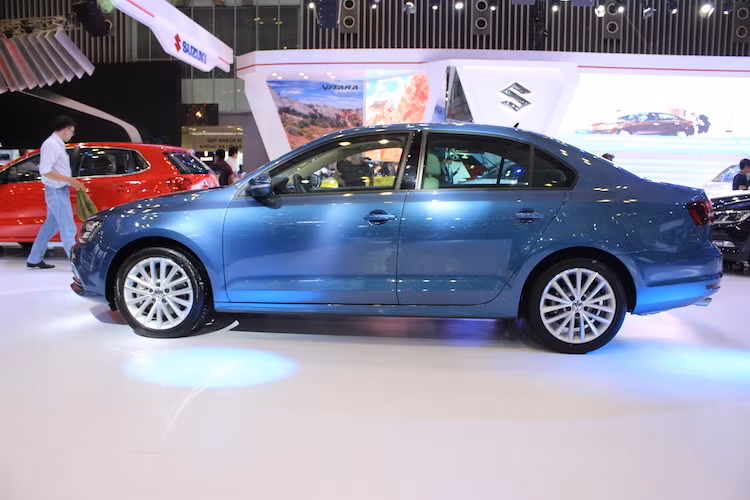 Với hệ động lực này, Volkswagen Jetta sẽ có thể tăng tốc từ 0-100 km/h trong 8,3 giây và tốc độ tối đa đạt 221 km/h. Theo Volkswagen, mức tiêu thụ nhiên liệu trong điều kiện hỗn hợp thành phố - cao tốc của phiên bản Jetta 1.4 này là 6,2 lít xăng/100 km.